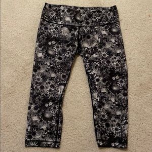 Lululemon black flower Capri
